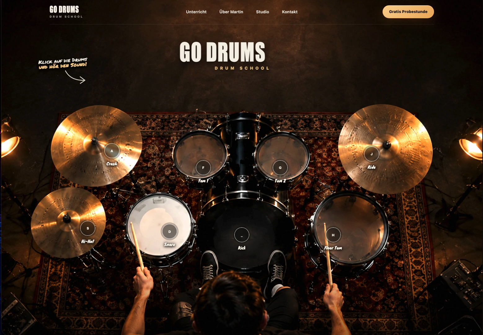 GO DRUMS: dunkle Startseite mit interaktivem Schlagzeug