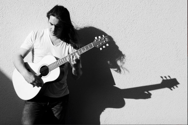 George Kousa mit akustischer Gitarre