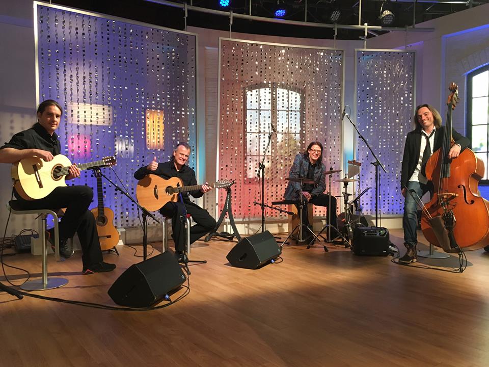 Mi Tierra bei einem TV-Auftritt mit Gitarre, Cajon und Kontrabass